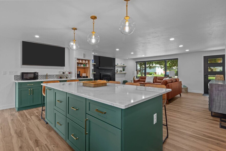 Building Photo - 1095 April Ln