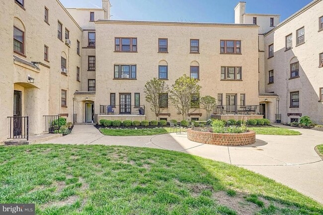 Primary Photo - 210 E Maple Ave