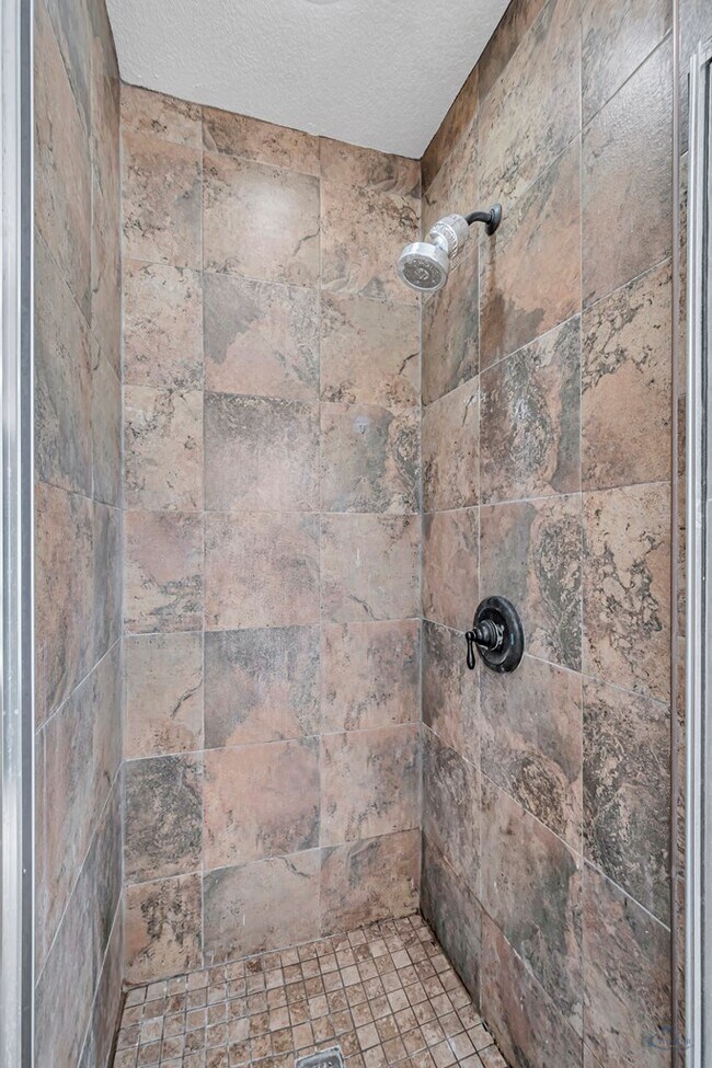 Building Photo - 6915 Robbie Rd