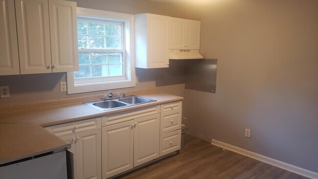 Building Photo - 410 Cypress Ave
