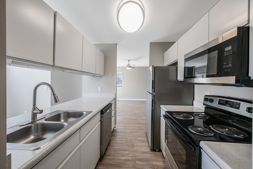 Building Photo - Crescent Oaks