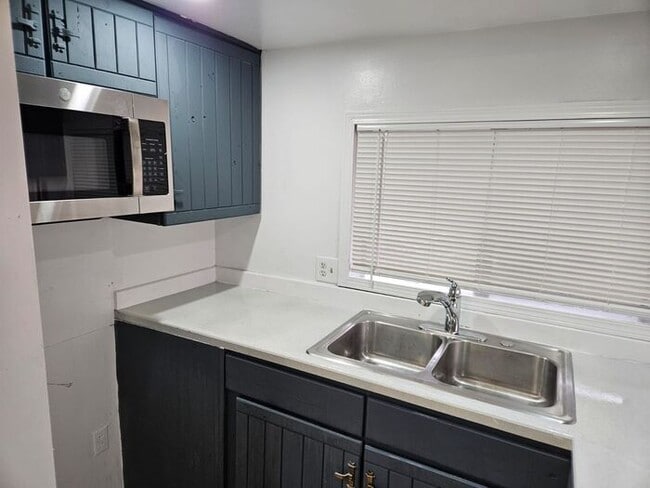 Building Photo - For Rent 2 Bed 1 bath, Plus basement, Duplex Home for rent