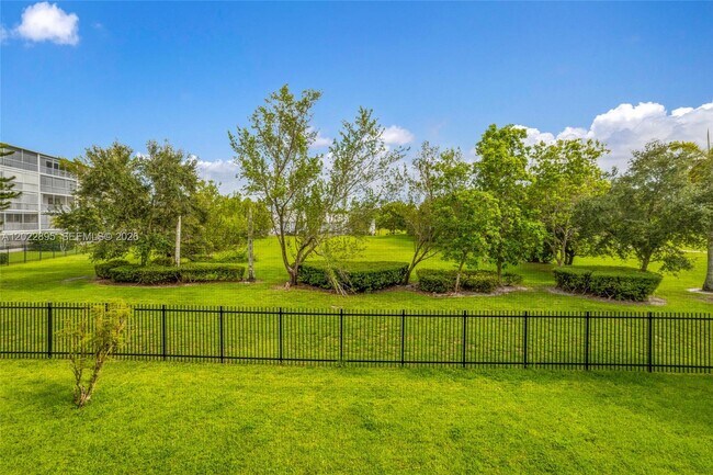 Building Photo - 950 Hillcrest Dr