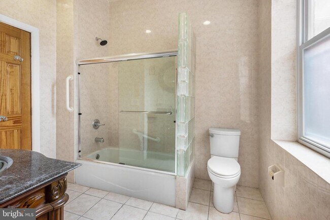 Building Photo - 1704 W Girard Ave