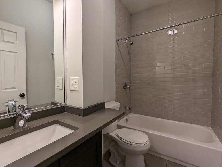 Building Photo - 910 W George St