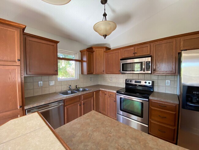 Building Photo - MINUTES FROM FT. RILEY! TWO CAR GARAGE!