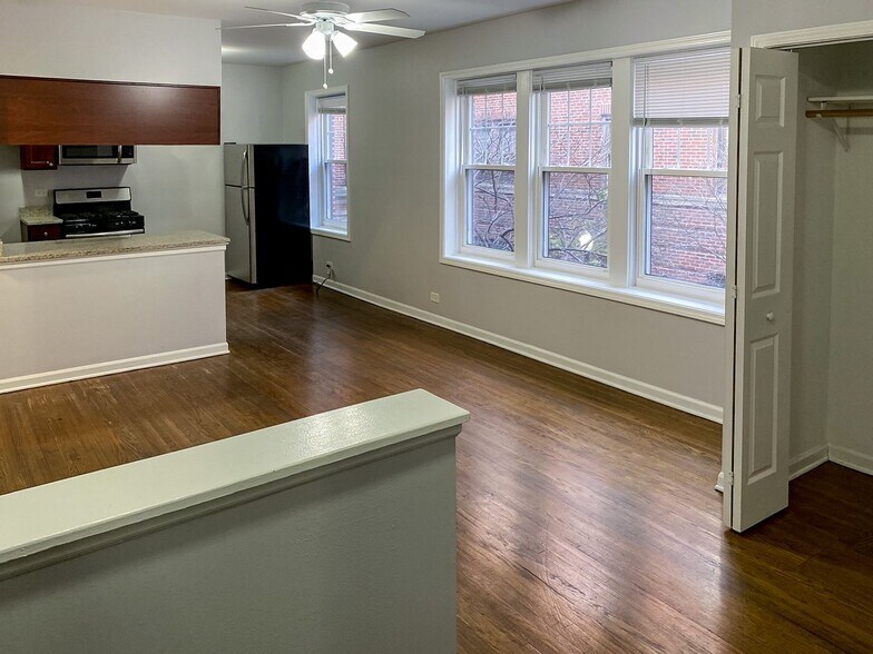 Building Photo - 3715 N Sheffield Ave