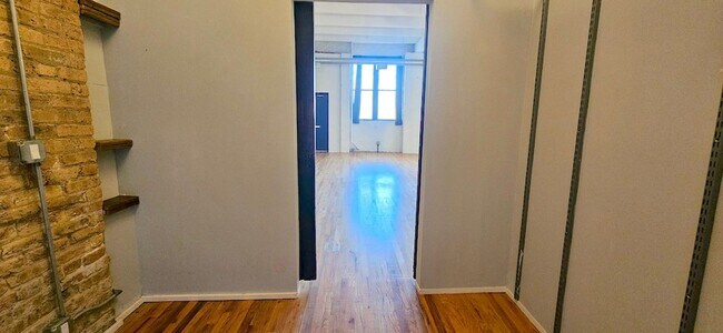 Building Photo - RAVENSWOOD - BEAUTIFUL 1BD/1BTH LOFT FOR R...