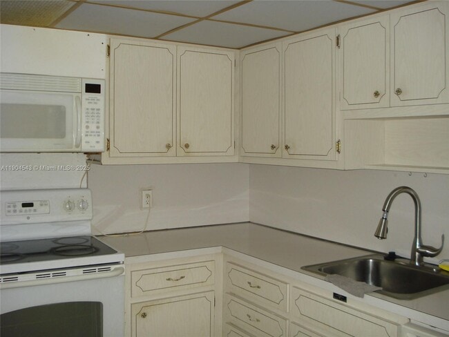 Building Photo - 1965 S Ocean Dr