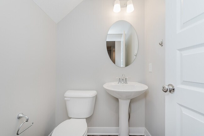 Building Photo - Beautiful Townhome in Carmel