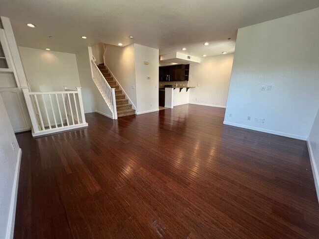 Building Photo - $4295-Beautiful Tri-level 3 Bed/2.5 Ba Townhome in Hampton Park/North San Jose