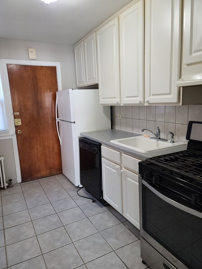 Building Photo - 422 Elmwood-1