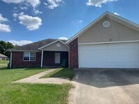 Building Photo - Spacious Duplex in Farmington!