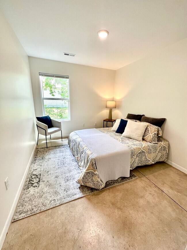 Building Photo - UPDATED  DUPLEX!!! with Garage