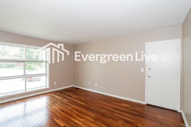 Building Photo - 651 Fairborn Rd