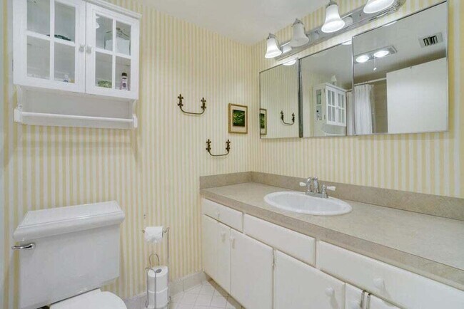 Building Photo - 475 Tequesta Dr