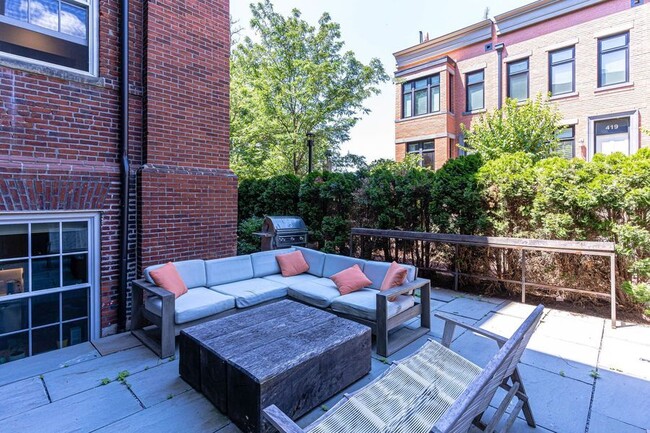 Building Photo - Stunning Capitol Hill One-Bedroom!