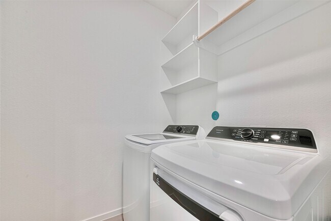 Building Photo - 6822 Yellow Jessamine Ln