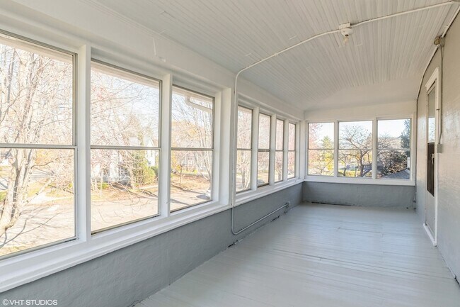 Building Photo - 329 W Maple Ave