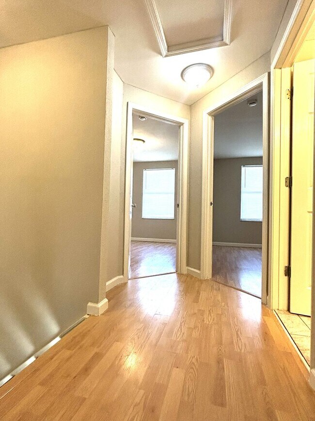 Building Photo - 9620F Vinca Circle