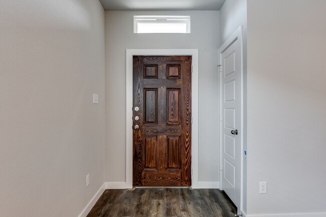 Building Photo - COMING SOON! GORGEOUS 3 BEDROOM DUPLEX LOC...