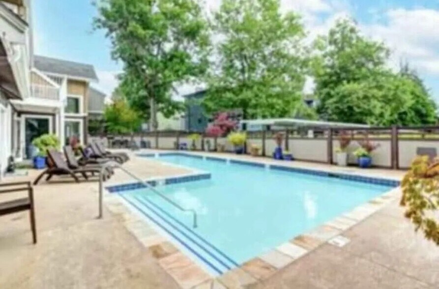 Building Photo - 300 N 130th St