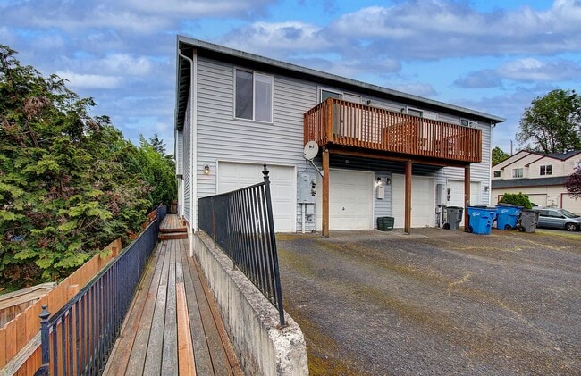Building Photo - Spacious 3bd 2.5ba Unit in 4Plex - Avail. Now!