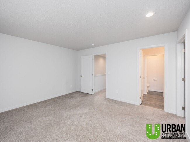 Building Photo - Woodlawn Duplex