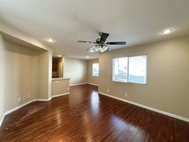 Building Photo - BEAUTIFUL 2 STORY HOME WITH HARDWOOD FLOORING! 3 BED 2 BATH, MASTER BEDROOM HAS ITS OWN PRIVATE B...