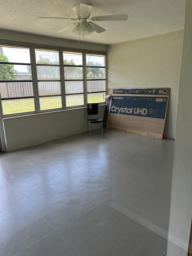 Building Photo - 1920 W Lakeview Blvd