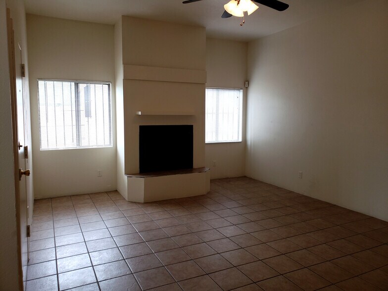 Building Photo - 1387 E Edison St