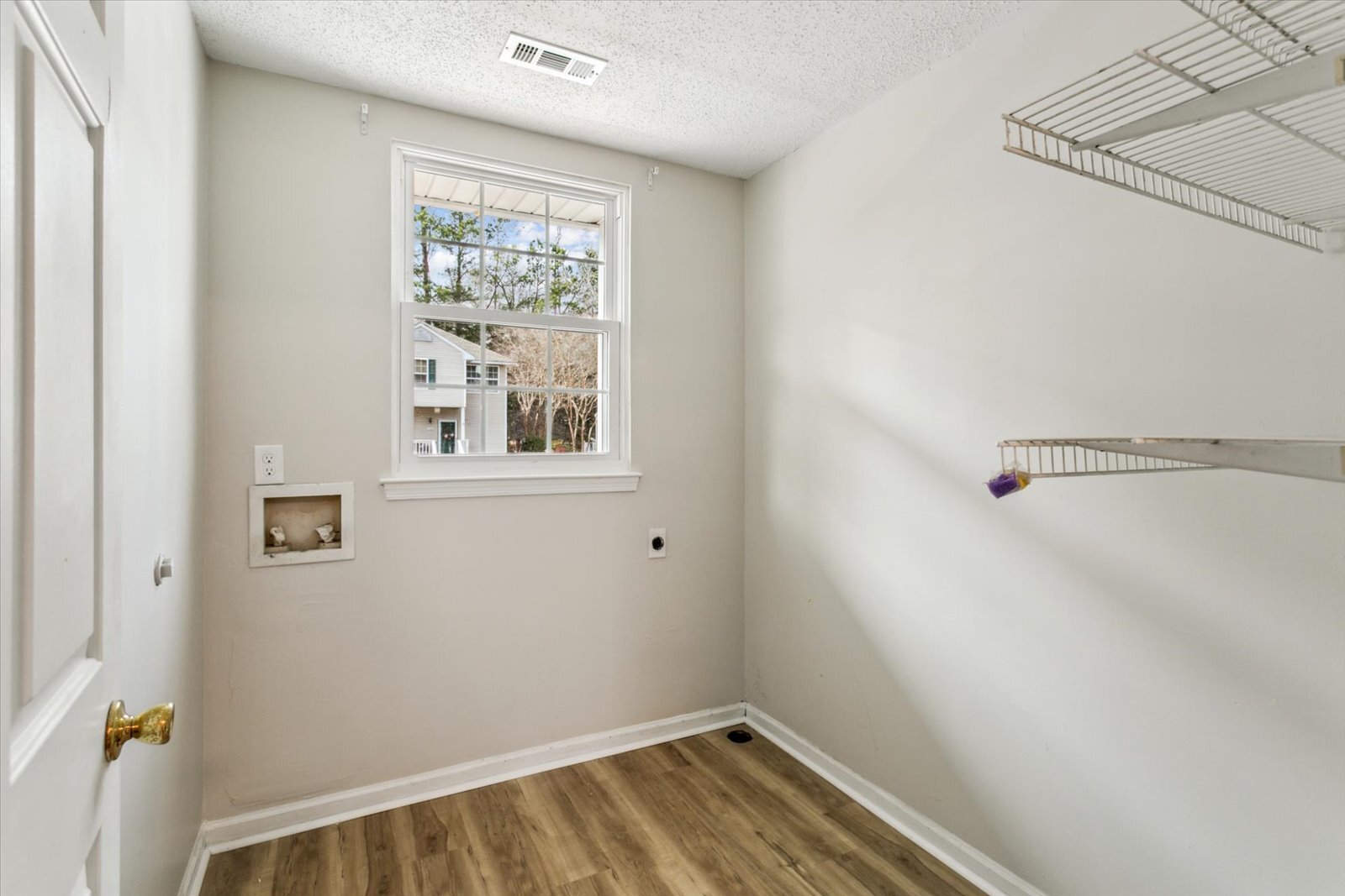 Large laundry room - 5369 Gardner Ct