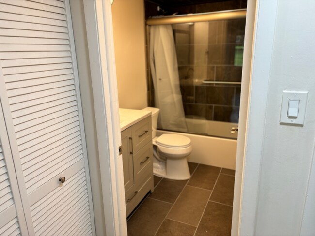 Building Photo - 209 Johnson St