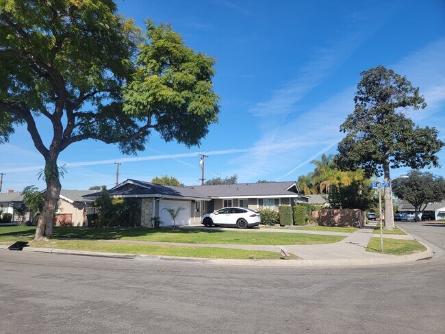 Building Photo - 713 S Meade Ave