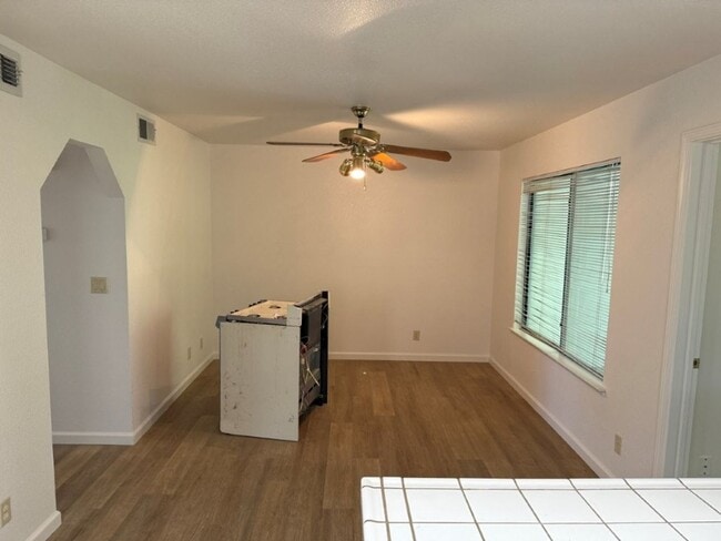 Building Photo - Modern 4 Bedroom 3 Car Garage Dixon *Star ...