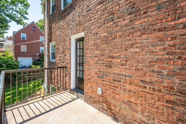 Building Photo - AVAILABLE JULY 1ST!! Don't miss this STUNNING 3 bedroom!