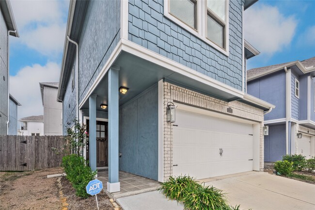 Building Photo - 11915 Oakmont Valley Trace