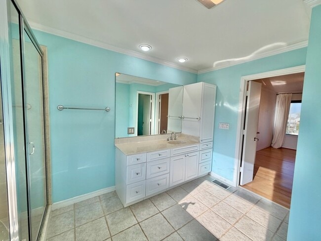 Building Photo - 723 Sailfish Dr