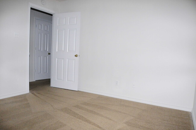 Building Photo - 927 Sun Meadows St