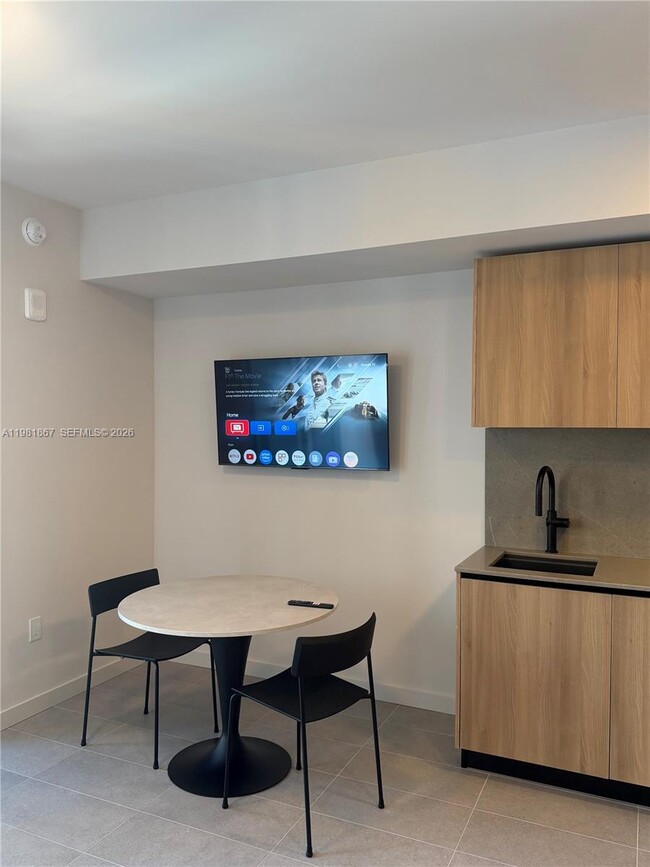 Building Photo - 121 NE 5th St