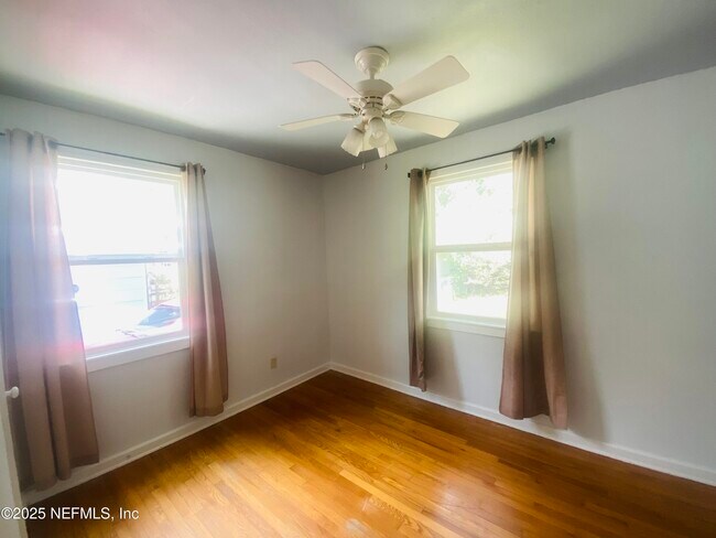 Building Photo - 1349 Menna St