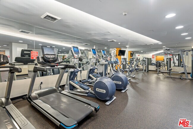 Building Photo - 13600 Marina Pointe Dr