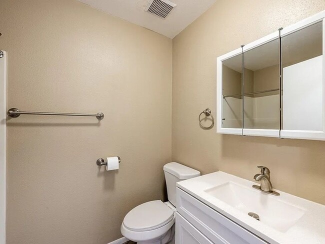 Building Photo - 4 bedroom rental in great neighborhood