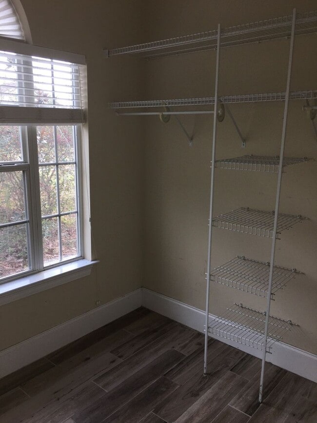 Building Photo - Beautiful, Custom-Built Home in Established & Coveted MOWAT HIGHLANDS!