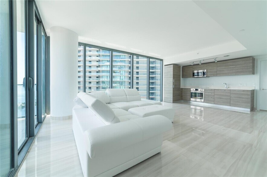 Building Photo - 650 NE 32nd St