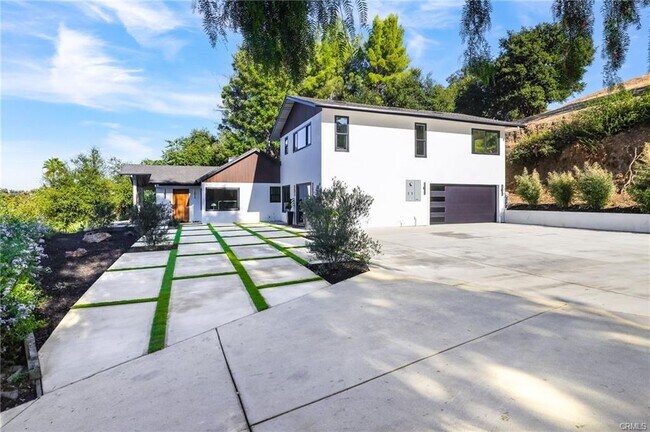 Building Photo - 9425 Gierson Ave