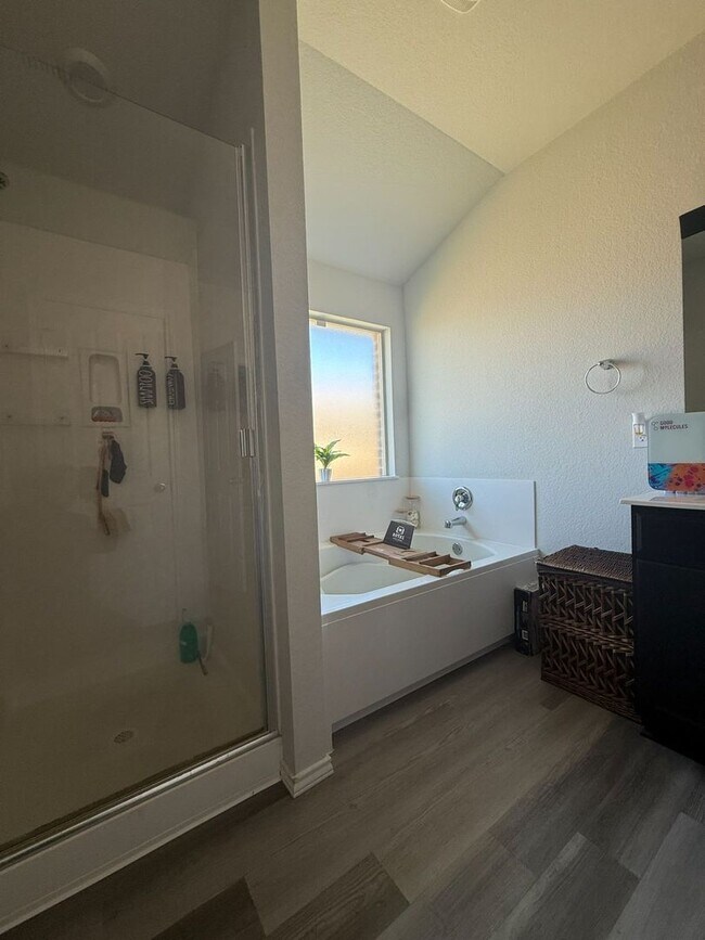 Building Photo - BEAUTIFUL 4-bedroom 2-bathroom home!