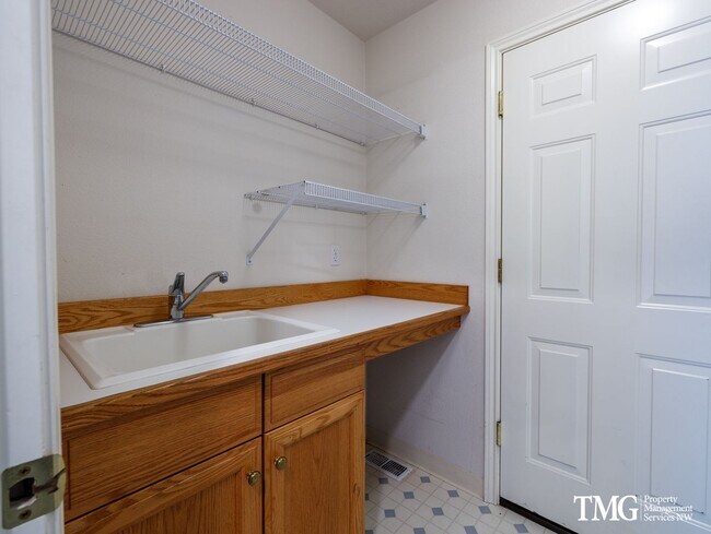 Building Photo - Charming Home Backing to Greenbelt, Near Lacamas Lake and Local Amenities