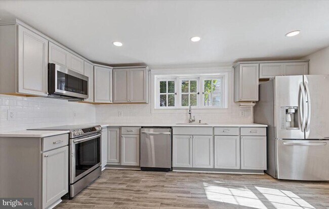 Building Photo - 514 E Lancaster Ave