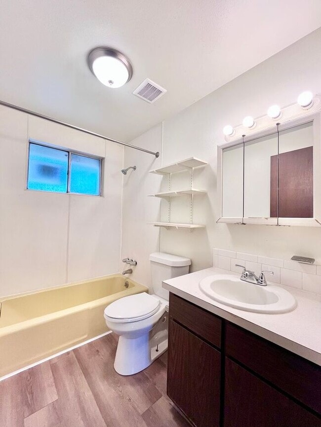 Building Photo - 2 Bedroom/2 Bath Spacious Brick Ranch Styl...